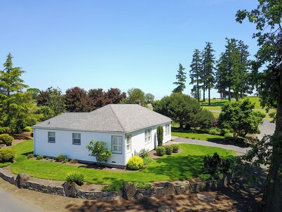 Charming Historic Cottage on Vineyard