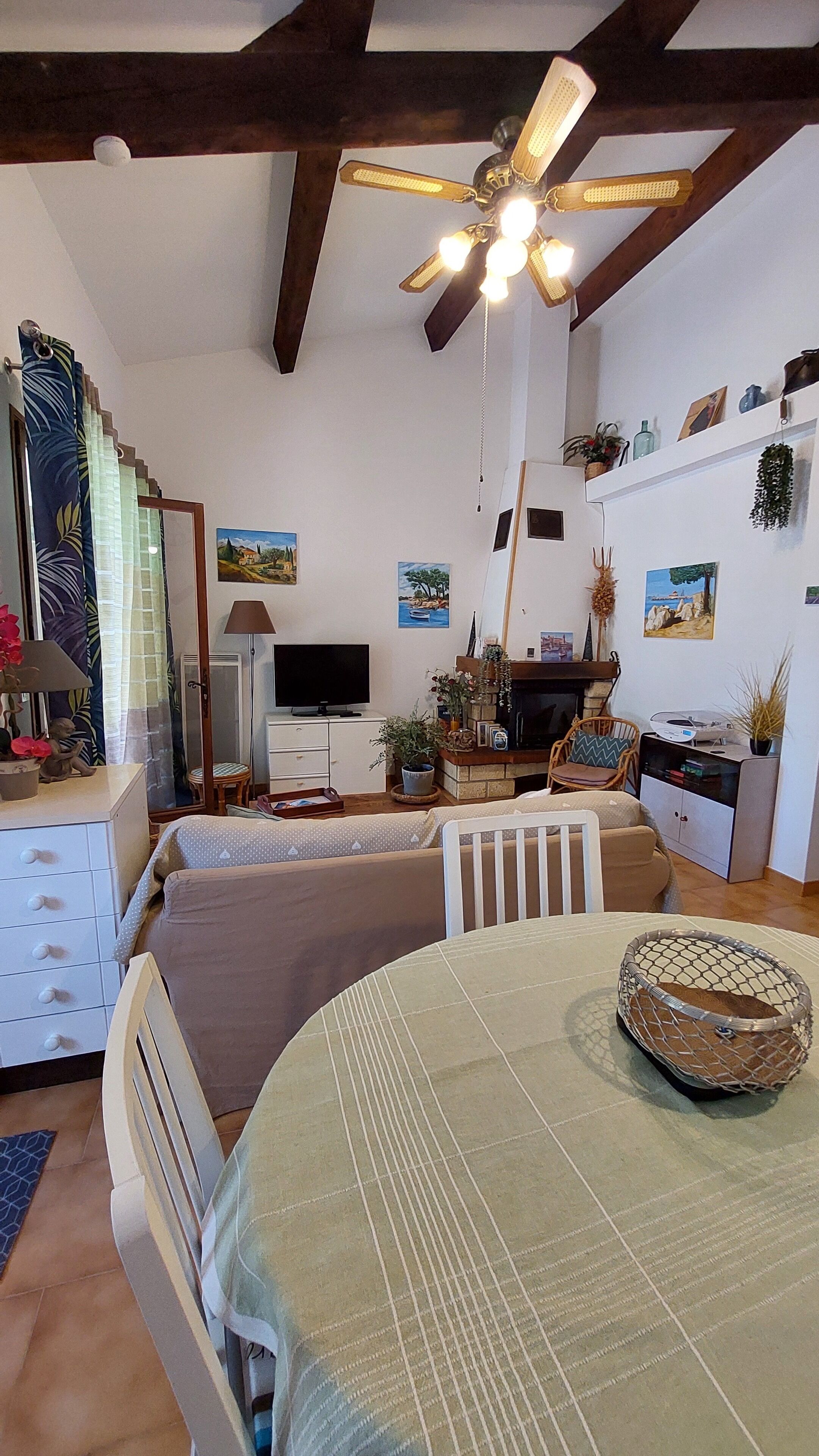 Un dormitorio acogedor con dos camas, televisión, chimenea y varias decoraciones.