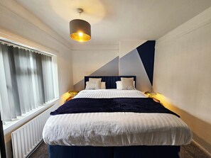 3 slaapkamers, een strijkplank/strijkijzer, wifi, beddengoed