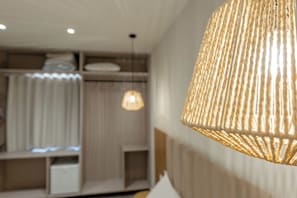 Tabla de planchar con plancha, wifi gratis y ropa de cama
