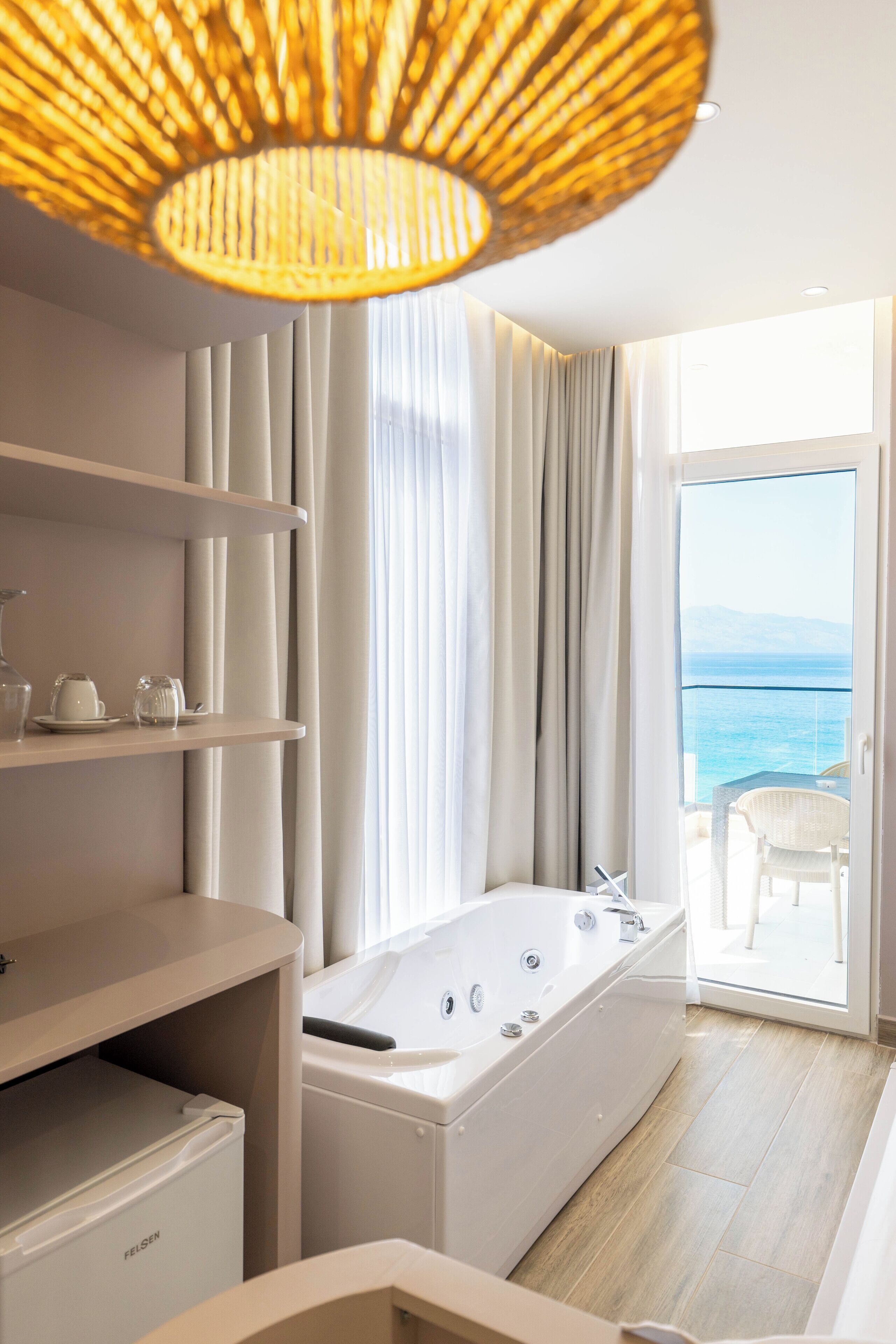 Suite, spabadekar, sjøutsikt | Strykejern/-brett, wi-fi (inkludert) og sengetøy