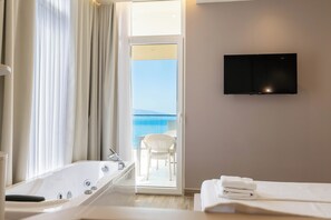 Deluxe tweepersoonskamer, balkon, uitzicht op zee | Een strijkplank/strijkijzer, gratis wifi, beddengoed