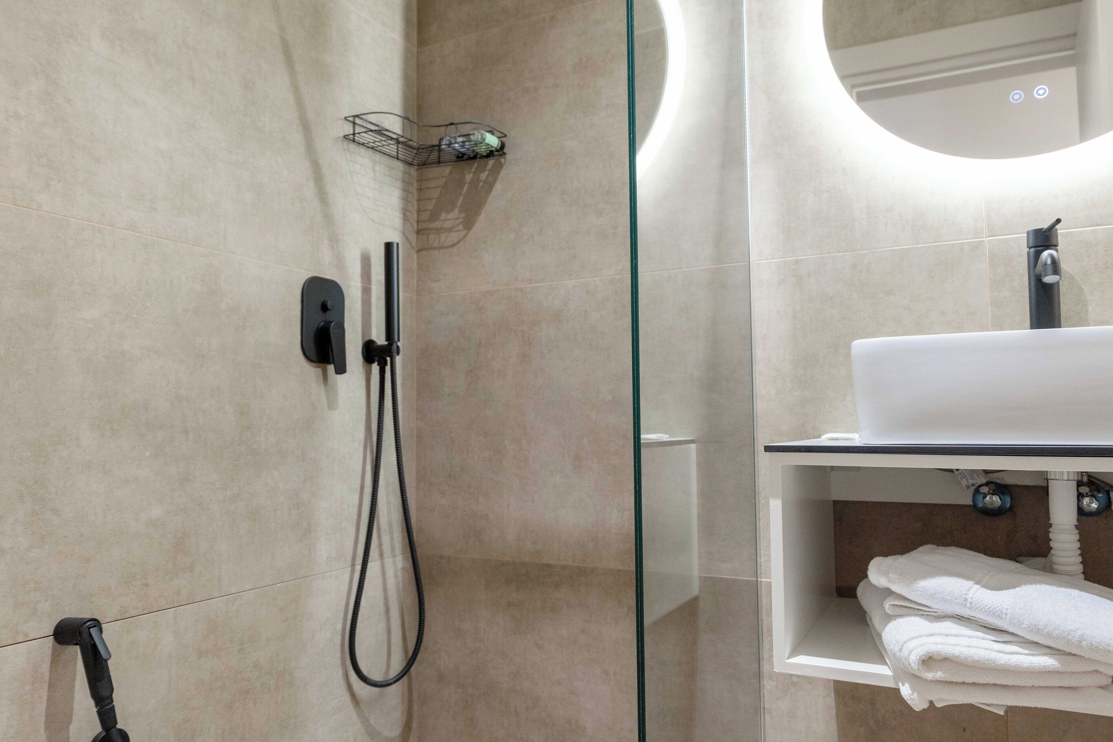 Tabla de planchar con plancha, wifi gratis y ropa de cama 