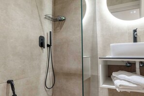 Tremannsrom – deluxe | Strykejern/-brett, wi-fi (inkludert) og sengetøy