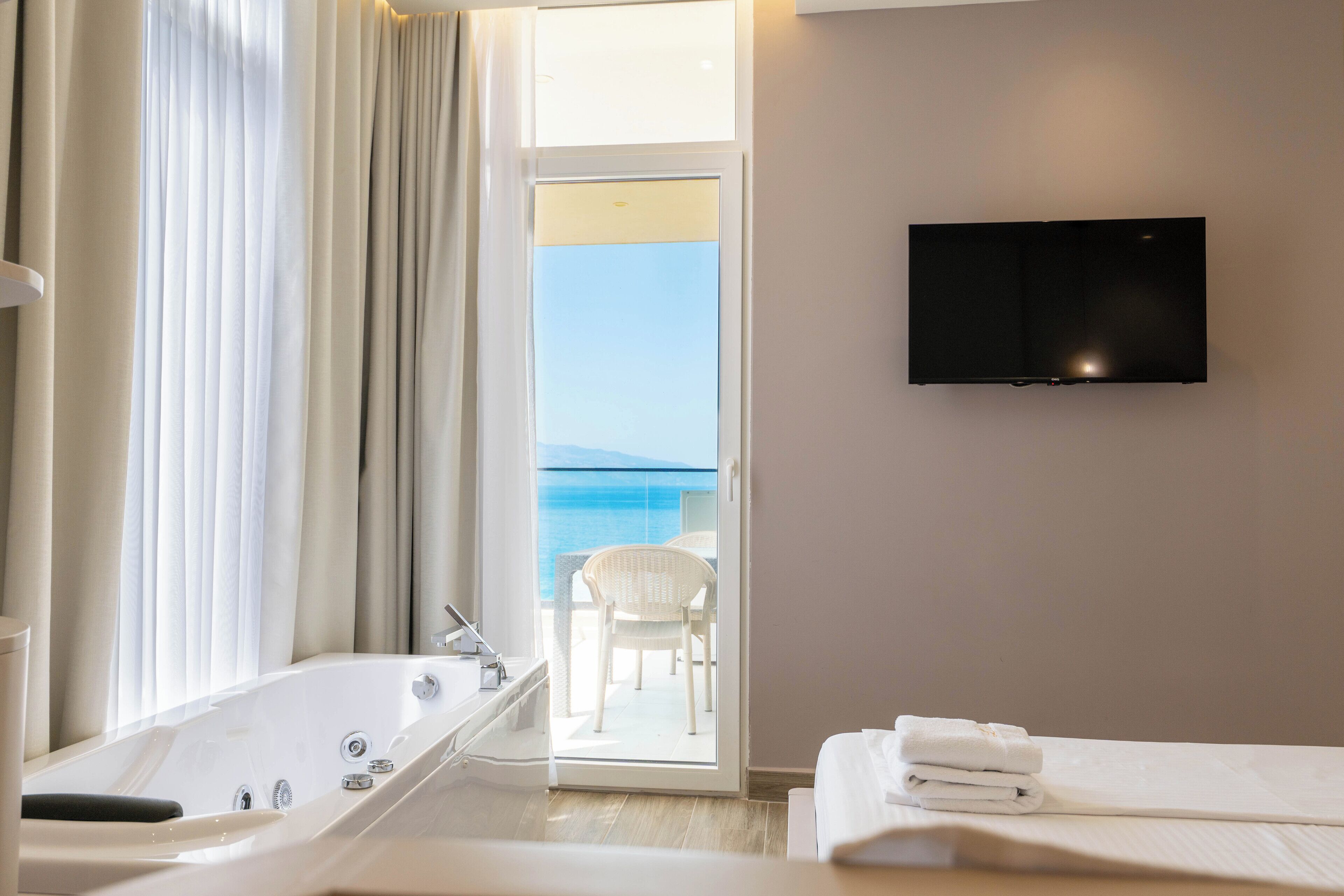 Suite, Sea View | Iron/ironing board, free WiFi, bed sheets
