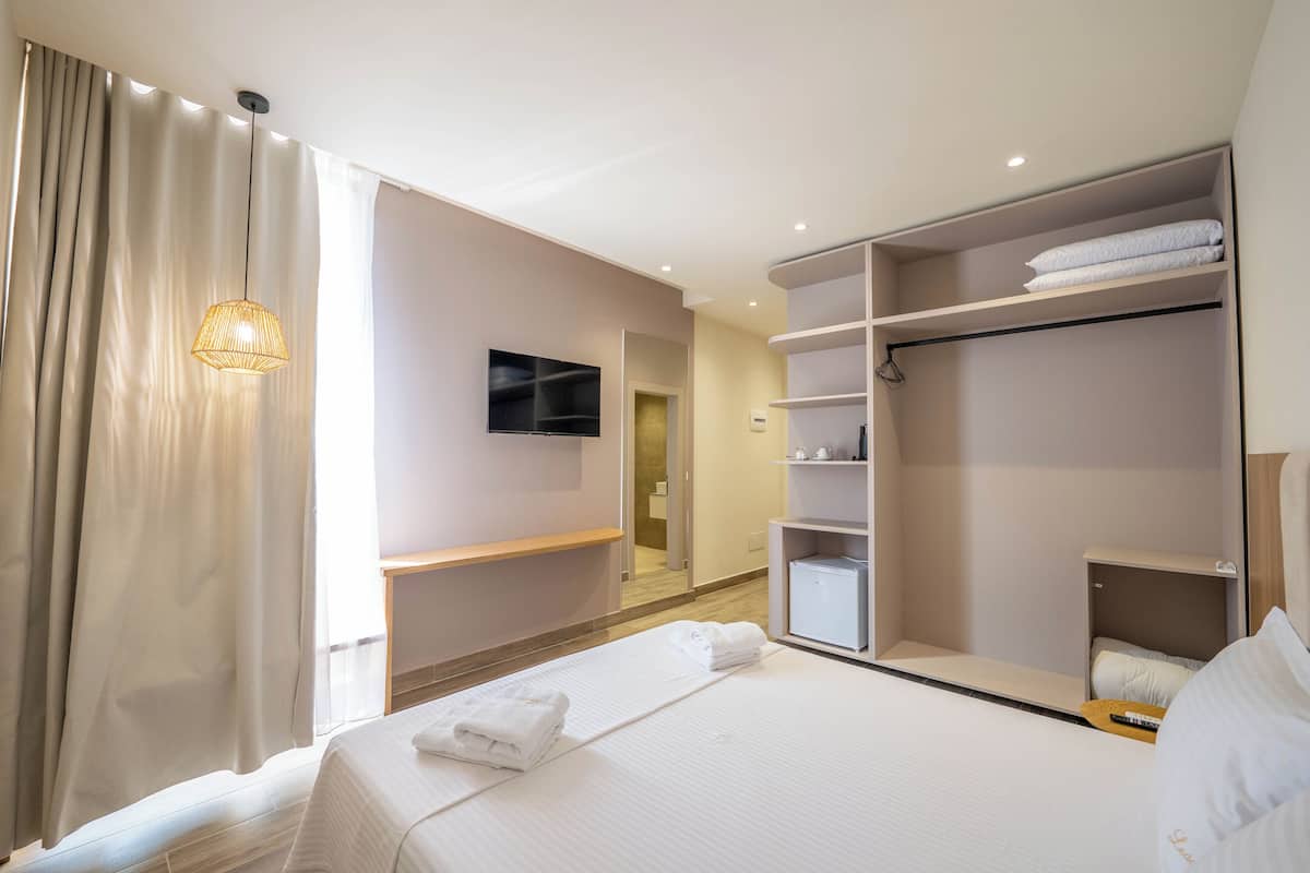 Tabla de planchar con plancha, wifi gratis y ropa de cama