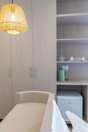 Deluxe Double Room, Balcony, Sea View | Wardrobe