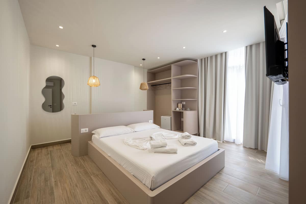 Tabla de planchar con plancha, wifi gratis y ropa de cama