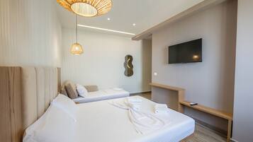 Deluxe Triple Room | Bathroom | Hair dryer, towels, soap, shampoo