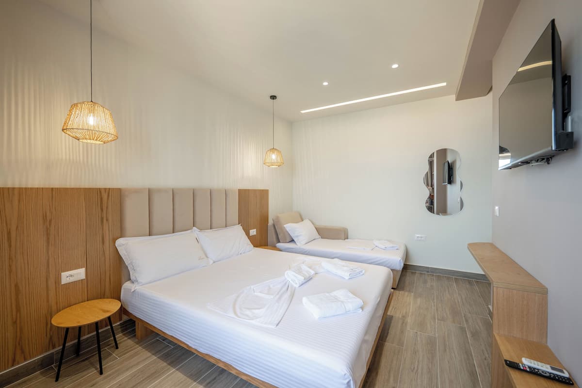 Tabla de planchar con plancha, wifi gratis y ropa de cama