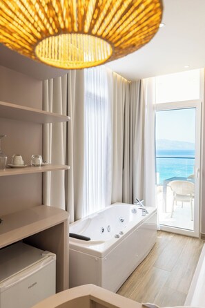 Deluxe tweepersoonskamer, balkon, uitzicht op zee | Bubbelbad