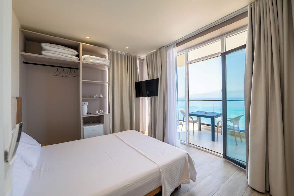 Tabla de planchar con plancha, wifi gratis y ropa de cama