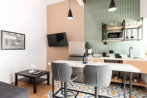 Frigorífic, microones, cafetera i tetera i torradora 