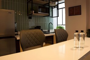 Kühlschrank, Mikrowelle, Wasserkocher mit Kaffee-/Teezubehör, Toaster