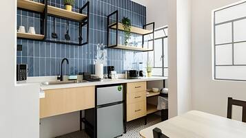 Microondas, cafetera y tetera, tostadora y utensilios de cocina