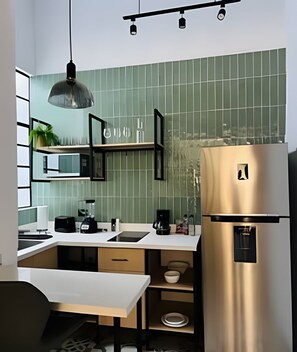 Kühlschrank, Mikrowelle, Wasserkocher mit Kaffee-/Teezubehör, Toaster