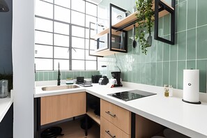 Kühlschrank, Mikrowelle, Wasserkocher mit Kaffee-/Teezubehör, Toaster