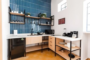 Réfrigérateur, micro-ondes, cafetière/bouilloire, grille-pain