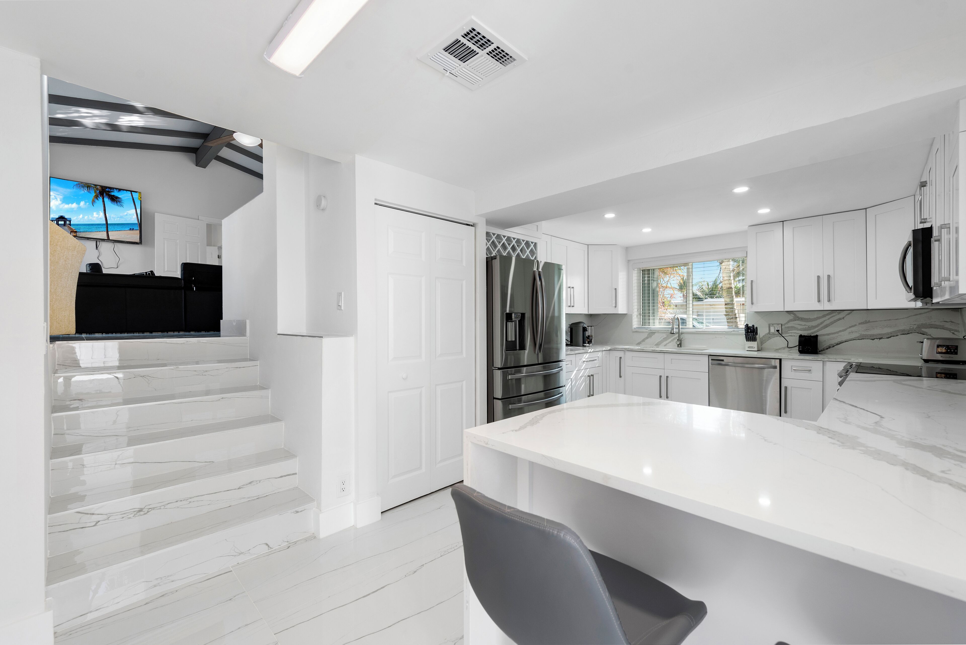 Een magnetron, een oven, een kookplaat, een vaatwasser