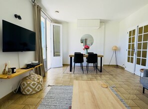 Interior - Charming cottage with pool, air-Con, views & high speed WiFi (La Sauvetat-du-Dropt)