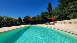 A rectangular swimming pool with clear blue water, surrounded by a sandy deck and green foliage. - Charming cottage with pool, air-Con, views & high speed WiFi (La Sauvetat-du-Dropt)