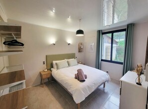 2 chambres, bureau, fer et planche Ă repasser, lit parapluie