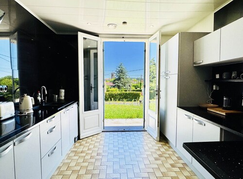 Charmant gîte avec piscine, climatisation, vue et WiFi haut débit