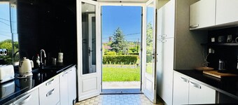 Charming cottage with pool, air-Con, views & high speed WiFi