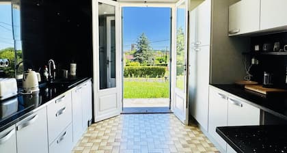 Charmant gßte avec piscine, climatisation, vue et WiFi haut débit