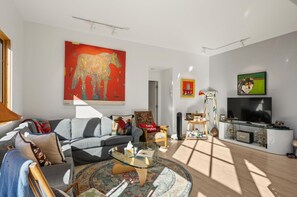 TV, bøker, stereoanlegg og kontorer