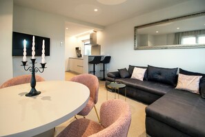 Smart TV, fireplace - Charming 4-bedroom villa with pool, private parking, AC, WiFi in Zambratija (Zambratija)