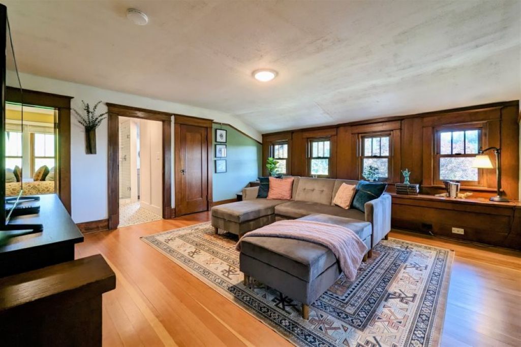 Televisio, DVD-soitin, kirjoja, musiikkikirjasto