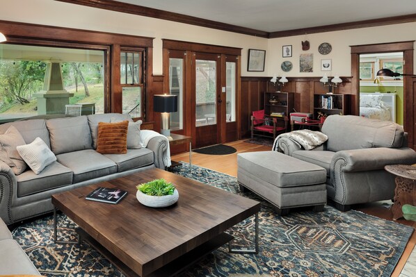 Téléviseur, lecteur de DVD, livres, sélection de musique