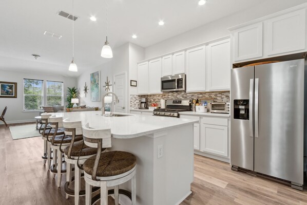 Een koelkast, een kookplaat