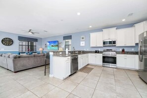 Fridge, microwave, oven, stovetop - Spacious 9BR Villa w/ Pool, Hot Tub & Game Room (Davenport)