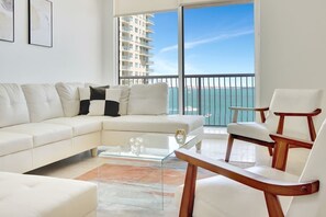 Smart TV, offices - Newly Renovated 3BR Condo with Bay Views & Parking (Miami)