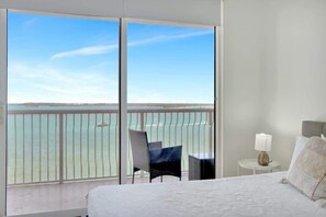 3 bedrooms, iron/ironing board, travel cot, WiFi - Newly Renovated 3BR Condo with Bay Views & Parking (Miami)