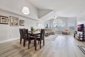 Smart TV - 3BR Condo Near Disney, w/ Clubhouse, Pool & Gym. (Kissimmee)