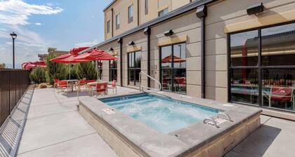 Discover Comfort in 2 Classic Suites Close to Loveland Sports Park