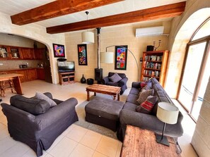 Smart TV, fireplace, DVD player, table tennis