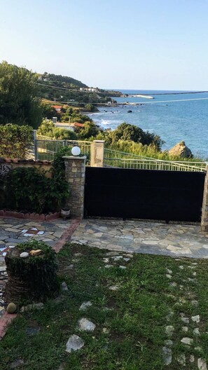Villa, 3 Bedrooms, Smoking, Balcony | Property entrance