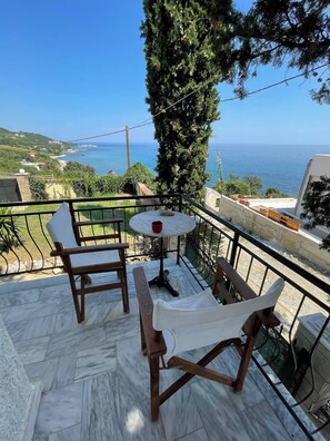 Villa, 3 soverom, røyk, balkong | Utendørsservering