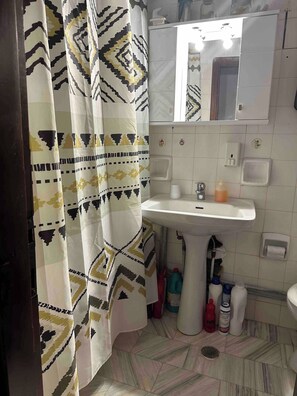 Villa, 3 Bedrooms, Smoking, Balcony | Bathroom