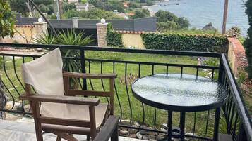 Villa, 3 habitaciones, para fumadores, balcón | Área de sala de estar | Libros