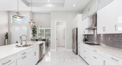 Luxury Home - 4BR - Private Outdoor Oasis w/ Htd Saltwater Pool - Game Rm w/ PS5