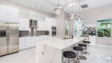 Microondas, placa de cocina, lavavajillas