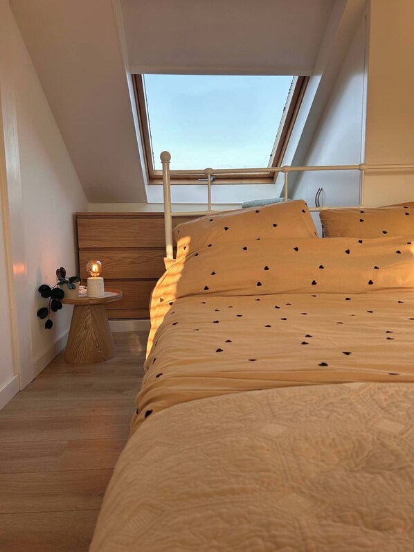 2 habitaciones, tabla de planchar con plancha, wifi y ropa de cama