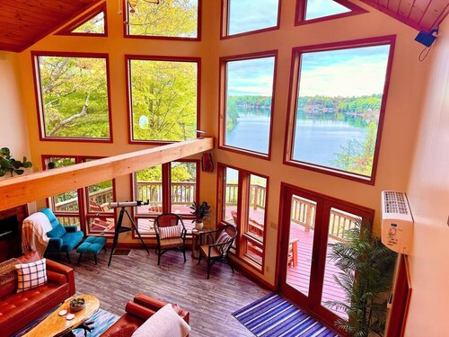 Blissful Lake Cabin 8 acres 2 fireplaces firepit hot tub