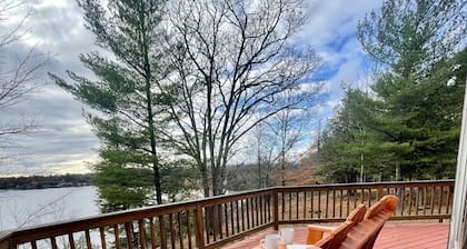 Stunning lake cabin 8 acres of woods, private boat dock, AC, WiFi & dog-friendly