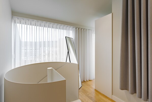 1 chambre, fer et planche à repasser